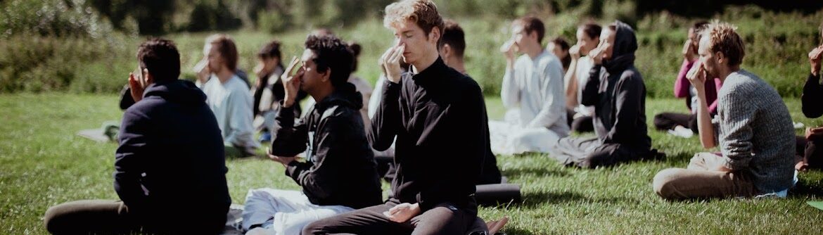 classical hatha yoga teachers association nadi shuddhi auf der wiese